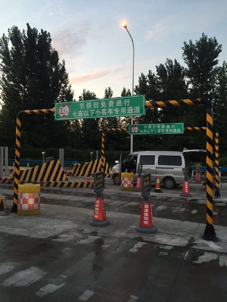 警示柱与护栏