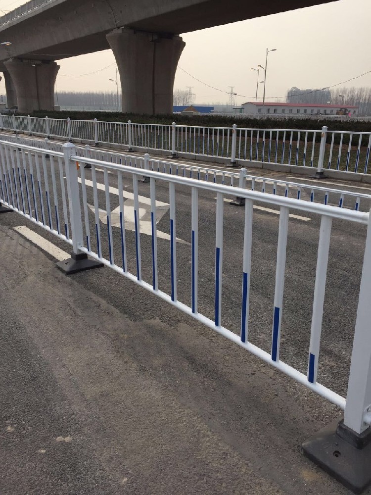 警示柱与护栏